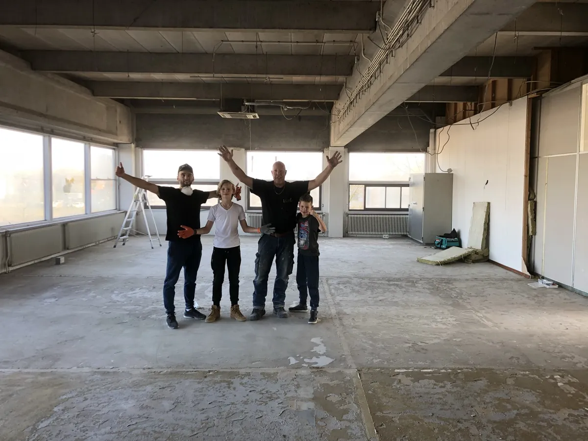 Het verbouwteam op de gestripte verdieping van het nieuwe pand in 2019