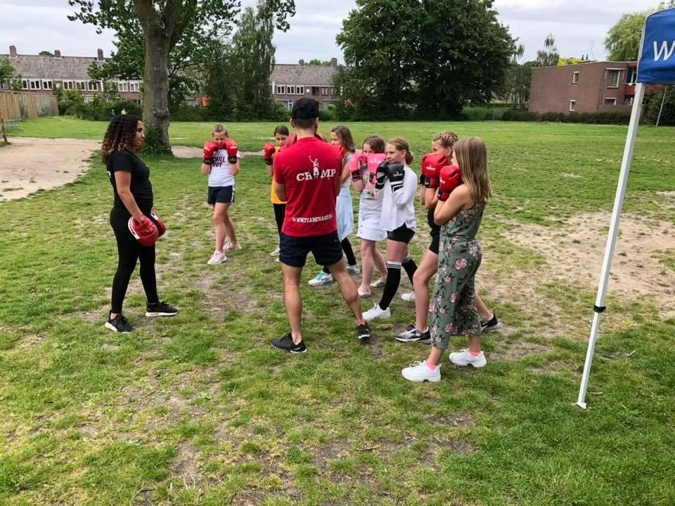 Buitentraining in het park tijdens corona